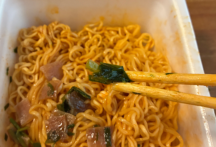 ペヤング 力麺ニンニクにら醤油味やきそば