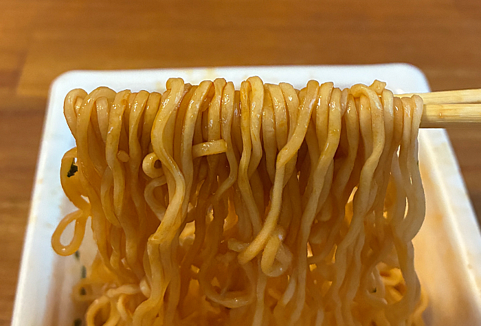 ペヤング 力麺ニンニクにら醤油味やきそば
