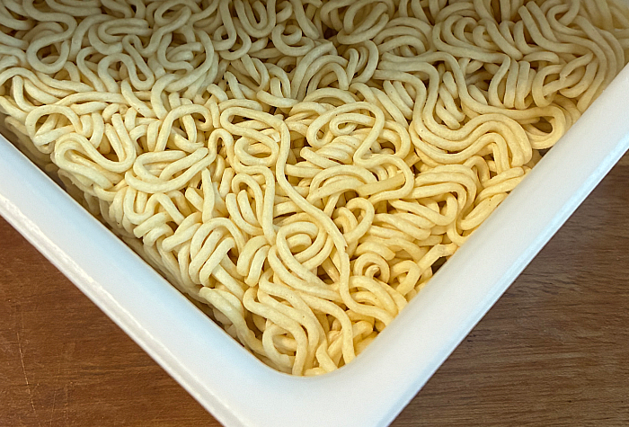 ペヤング 力麺ニンニクにら醤油味やきそば