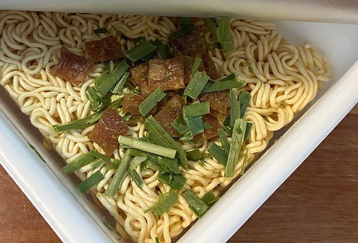 ペヤング 力麺ニンニクにら醤油味やきそば