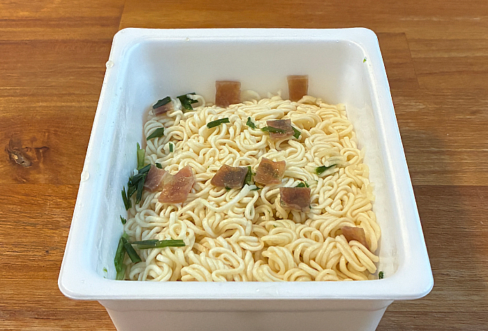ペヤング 力麺ニンニクにら醤油味やきそば