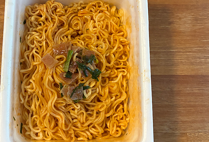 ペヤング 力麺ニンニクにら醤油味やきそば