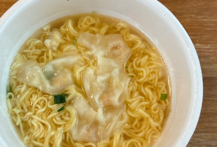 日清のラーメン屋さんどんぶり 札幌名店監修 ワンタン中華そば しお