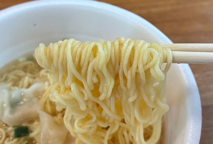 日清のラーメン屋さんどんぶり 札幌名店監修 ワンタン中華そば しお