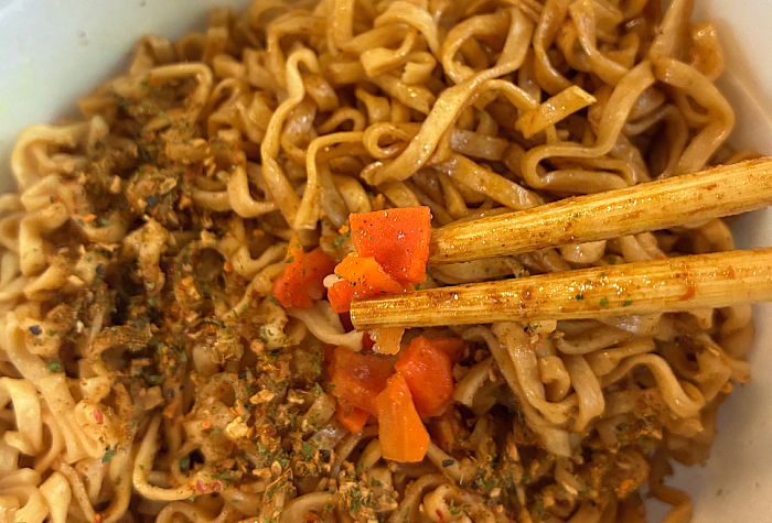 チキンラーメン汁なしどんぶり スパイス香るドライカレー味