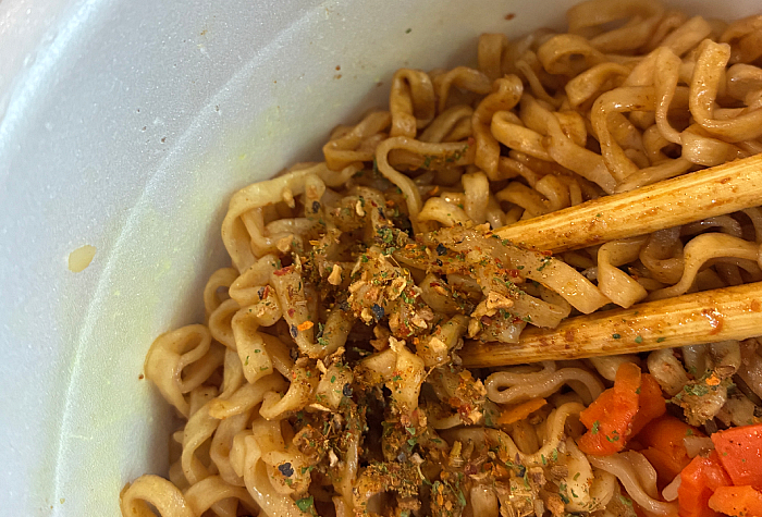 チキンラーメン汁なしどんぶり スパイス香るドライカレー味