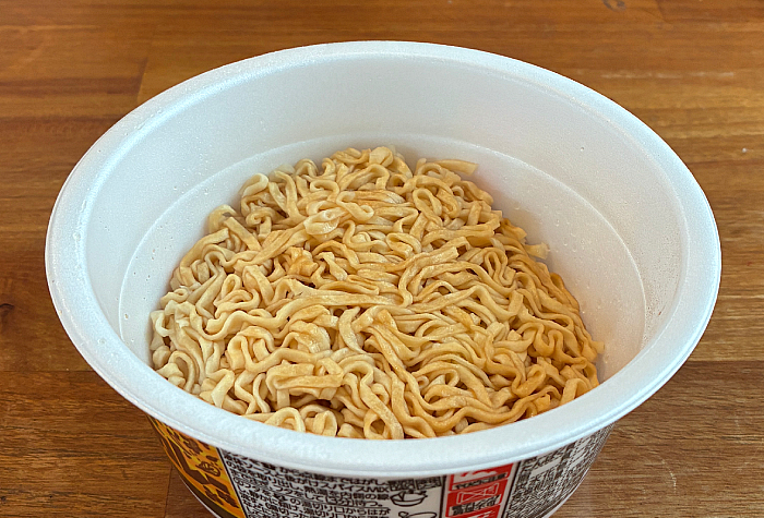 チキンラーメン汁なしどんぶり スパイス香るドライカレー味