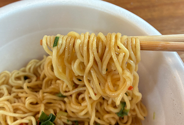 出前一丁 塩とごま油を味わう油そば