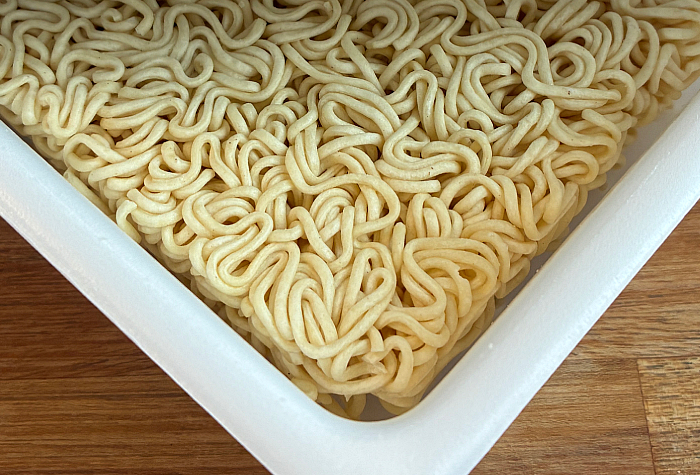 ペヤング ビタミンちくわのチリソース味やきそば