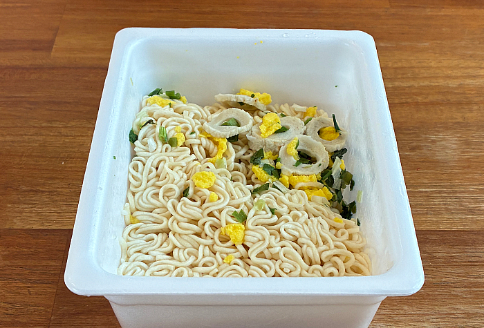 ペヤング ビタミンちくわのチリソース味やきそば