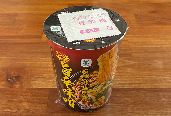 ファミマ 6種の野菜を使用 旨辛味噌 激辛