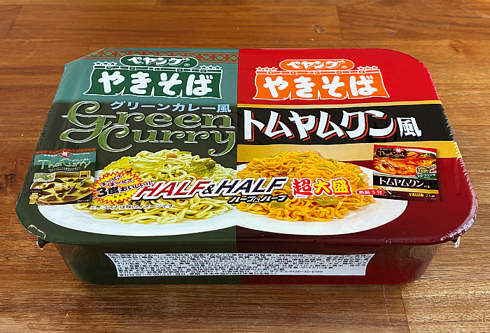 ペヤング 超大盛やきそばハーフ&ハーフグリーンカレー風&トムヤムクン風