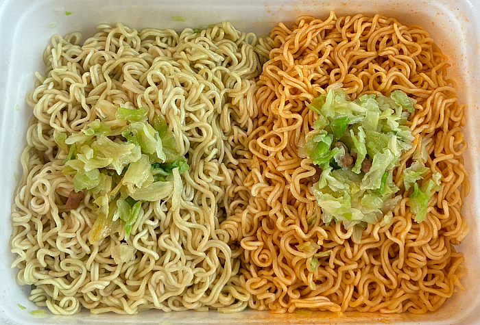 ペヤング 超大盛やきそばハーフ&ハーフグリーンカレー風&トムヤムクン風