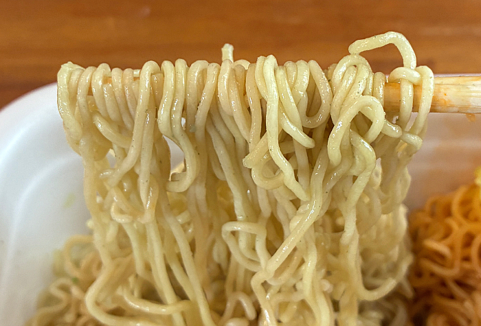 ペヤング 超大盛やきそばハーフ&ハーフグリーンカレー風&トムヤムクン風