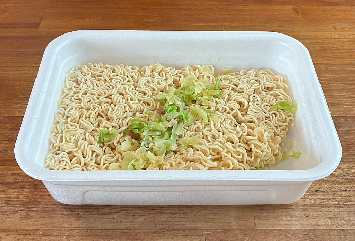 ペヤング 超大盛やきそばハーフ&ハーフグリーンカレー風&トムヤムクン風