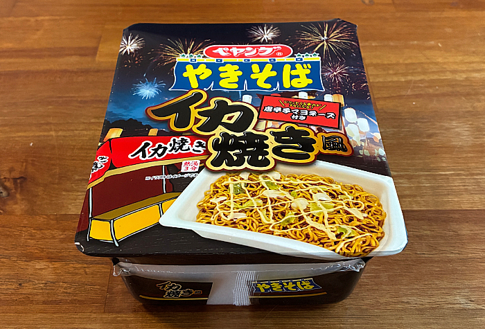 ペヤング イカ焼き風やきそば唐辛子マヨネーズ付き