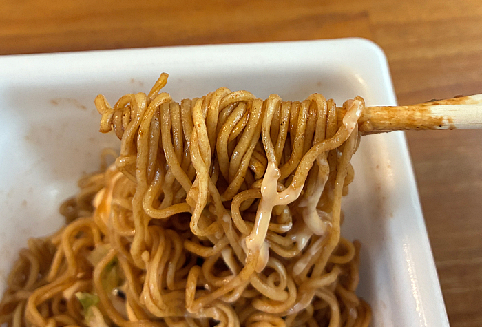 ペヤング イカ焼き風やきそば唐辛子マヨネーズ付き