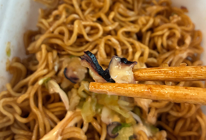 ペヤング イカ焼き風やきそば唐辛子マヨネーズ付き