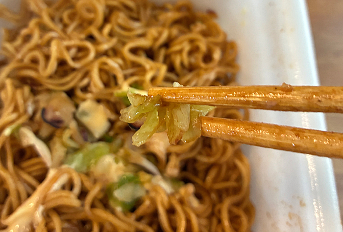 ペヤング イカ焼き風やきそば唐辛子マヨネーズ付き