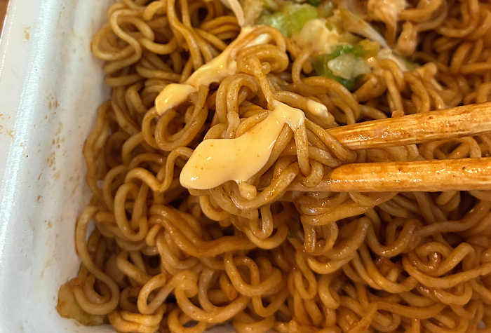 ペヤング イカ焼き風やきそば唐辛子マヨネーズ付き