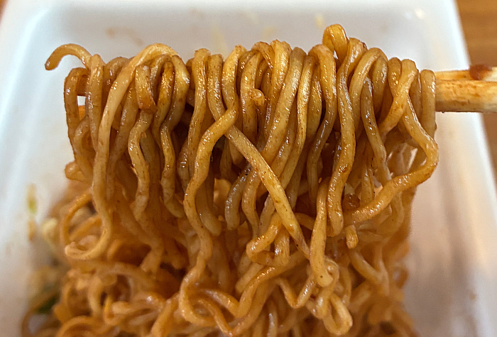 ペヤング イカ焼き風やきそば唐辛子マヨネーズ付き