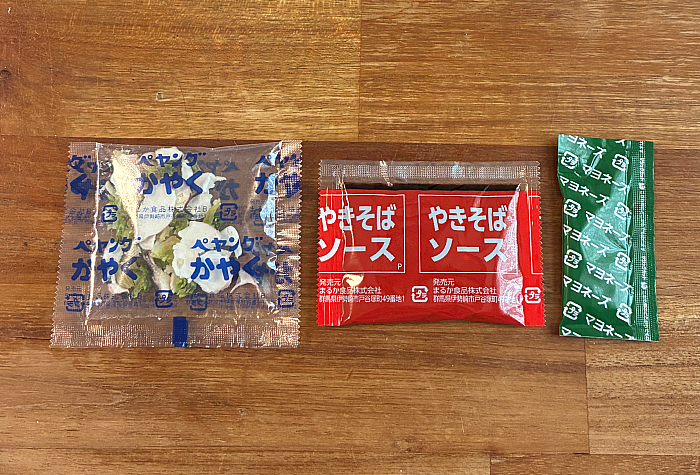 ペヤング イカ焼き風やきそば唐辛子マヨネーズ付き