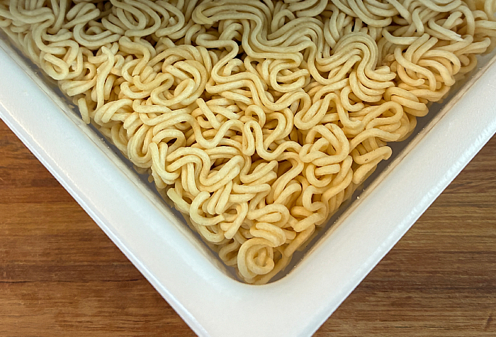 ペヤング イカ焼き風やきそば唐辛子マヨネーズ付き