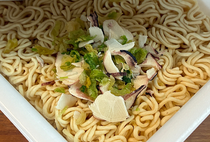 ペヤング イカ焼き風やきそば唐辛子マヨネーズ付き