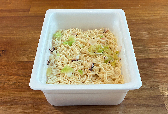 ペヤング イカ焼き風やきそば唐辛子マヨネーズ付き