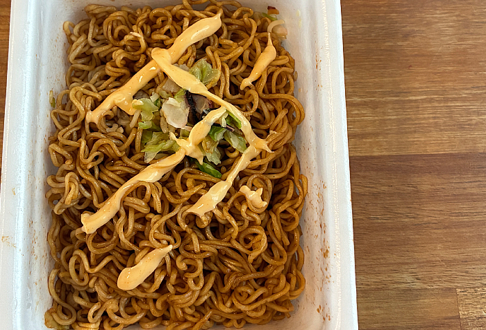 ペヤング イカ焼き風やきそば唐辛子マヨネーズ付き