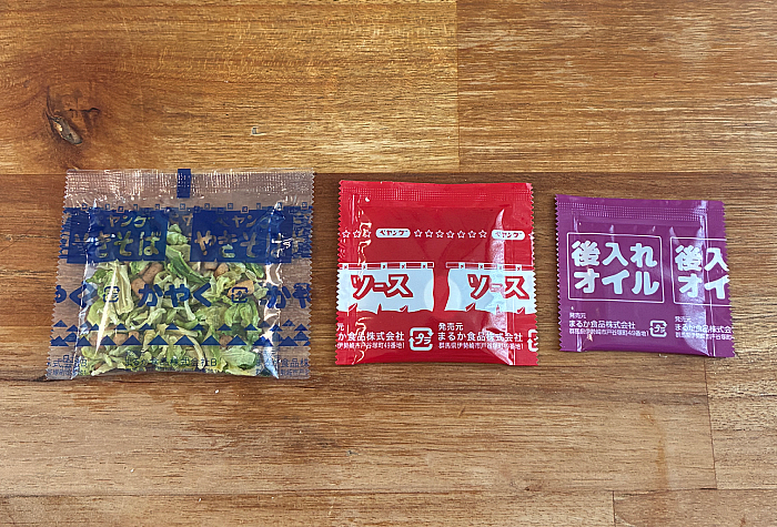 ペヤング 塩やきそば岩井のごま辣油付き