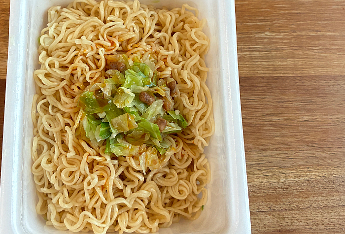 ペヤング 塩やきそば岩井のごま辣油付き