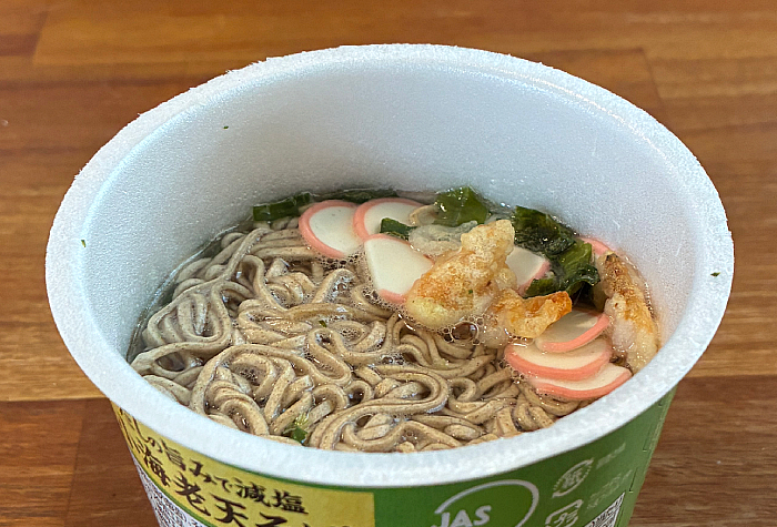 だしの旨みで減塩 小海老天そば