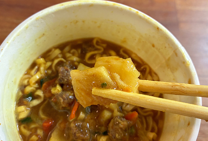 カップヌードル カレー 感謝の謎肉増量
