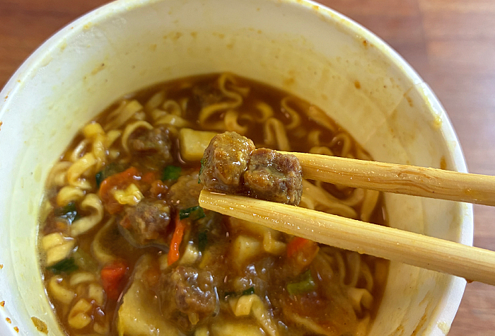 カップヌードル カレー 感謝の謎肉増量