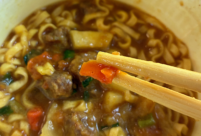 カップヌードル カレー 感謝の謎肉増量