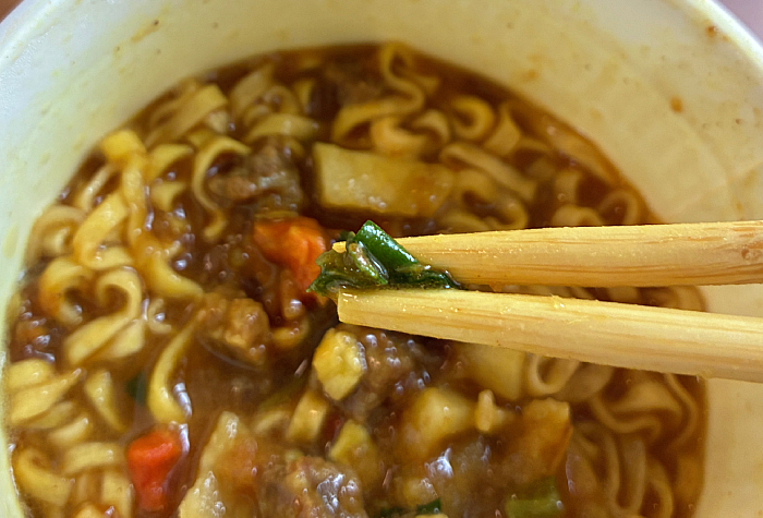 カップヌードル カレー 感謝の謎肉増量