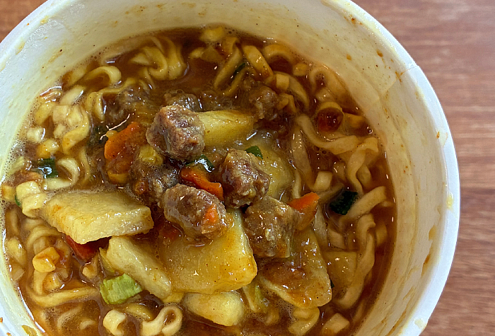 カップヌードル カレー 感謝の謎肉増量