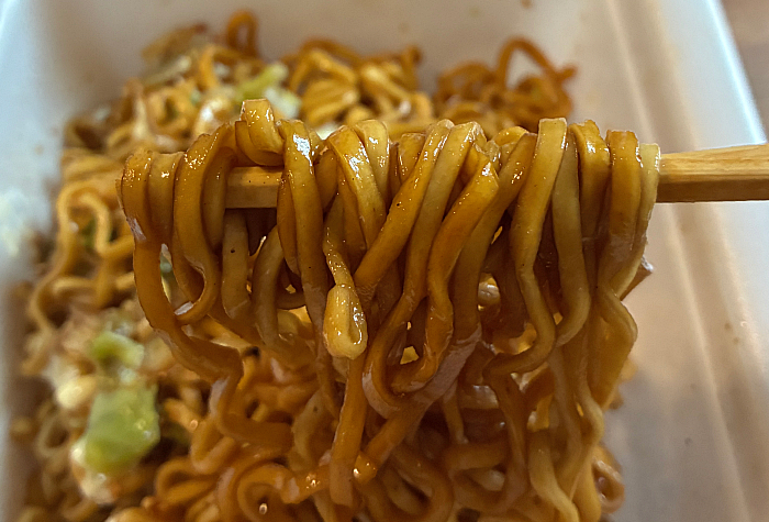 マヨネーズ、糖類、しょうゆ、豚脂、香味油、食塩、香味調味料、ポークエキス、たん白加水分解物、香辛料)、かやく(キャベツ、香辛料、香味調味料、デキストリン