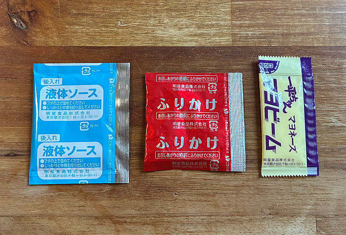 マヨネーズ、糖類、しょうゆ、豚脂、香味油、食塩、香味調味料、ポークエキス、たん白加水分解物、香辛料)、かやく(キャベツ、香辛料、香味調味料、デキストリン