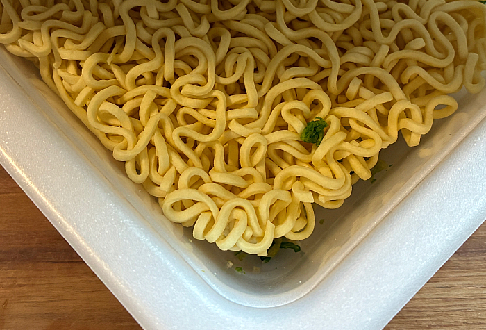 マヨネーズ、糖類、しょうゆ、豚脂、香味油、食塩、香味調味料、ポークエキス、たん白加水分解物、香辛料)、かやく(キャベツ、香辛料、香味調味料、デキストリン