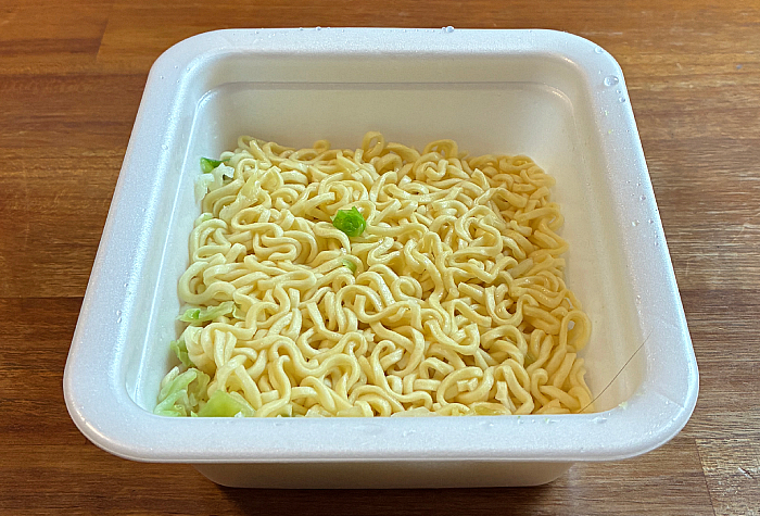 マヨネーズ、糖類、しょうゆ、豚脂、香味油、食塩、香味調味料、ポークエキス、たん白加水分解物、香辛料)、かやく(キャベツ、香辛料、香味調味料、デキストリン
