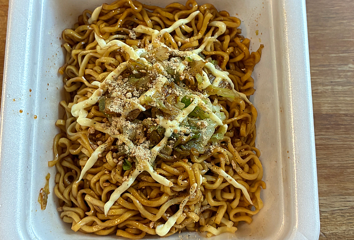 マヨネーズ、糖類、しょうゆ、豚脂、香味油、食塩、香味調味料、ポークエキス、たん白加水分解物、香辛料)、かやく(キャベツ、香辛料、香味調味料、デキストリン