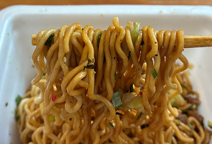 セブンプレミアム 博多だるま監修 ねぎ豚骨味まぜそば