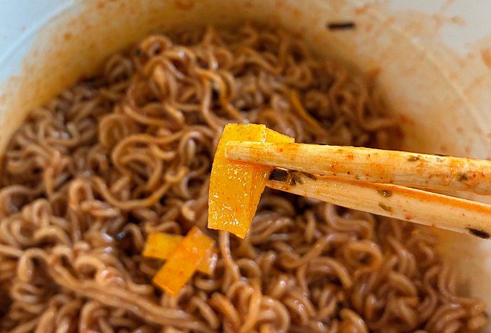 隣の国のグルメイト 焙煎そば粉入りビビン麺