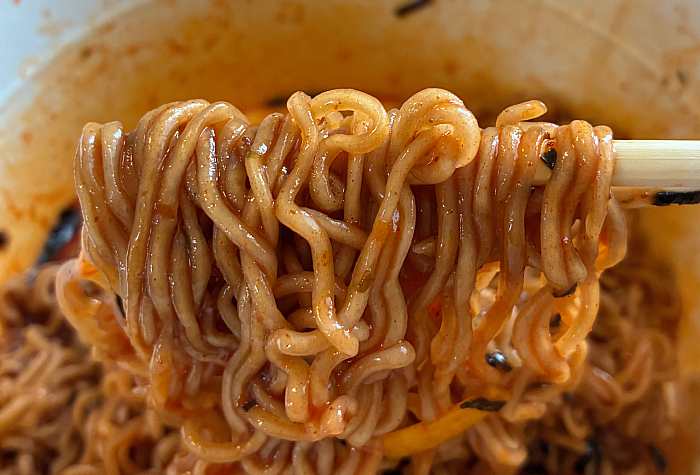 隣の国のグルメイト 焙煎そば粉入りビビン麺
