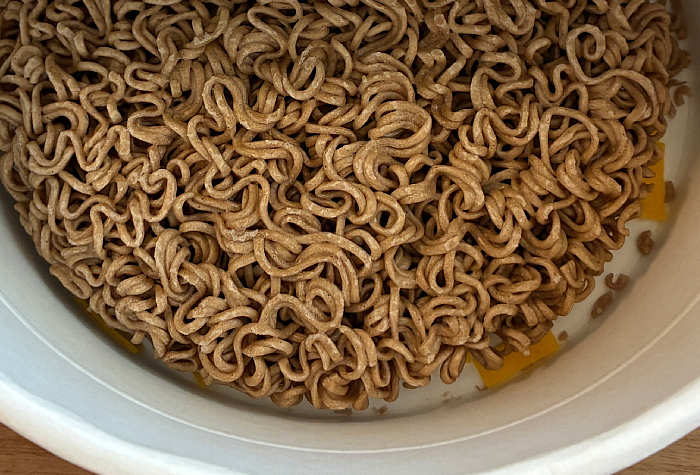 隣の国のグルメイト 焙煎そば粉入りビビン麺