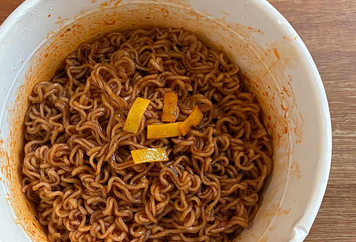 隣の国のグルメイト 焙煎そば粉入りビビン麺