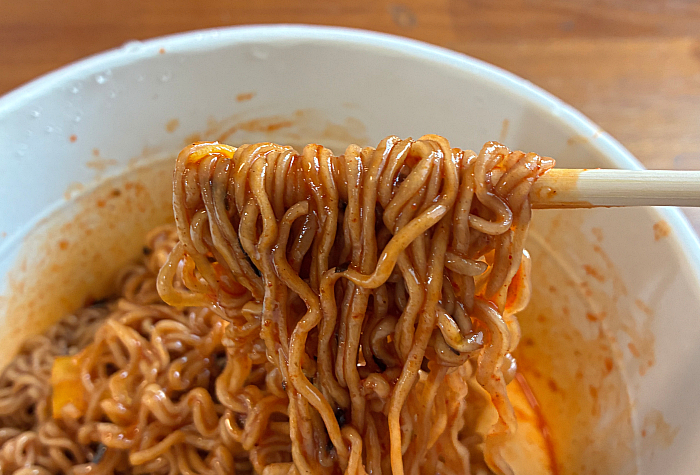 隣の国のグルメイト 焙煎そば粉入りビビン麺
