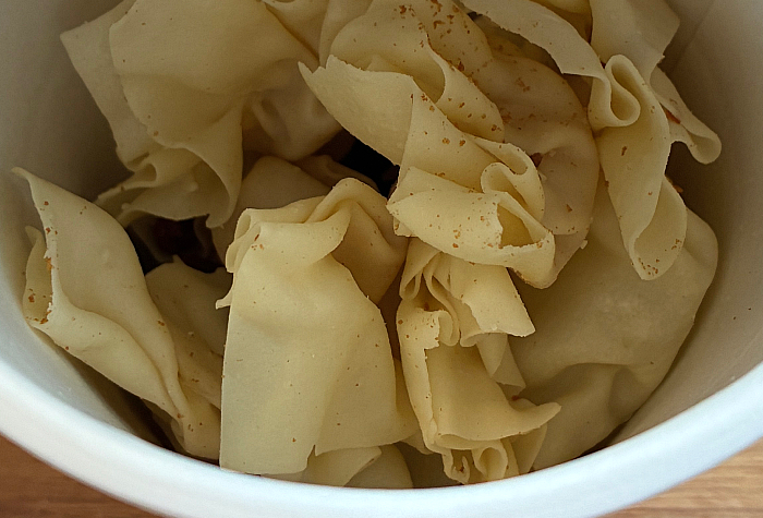 ホットワンタン にんにく黒しょうゆ味